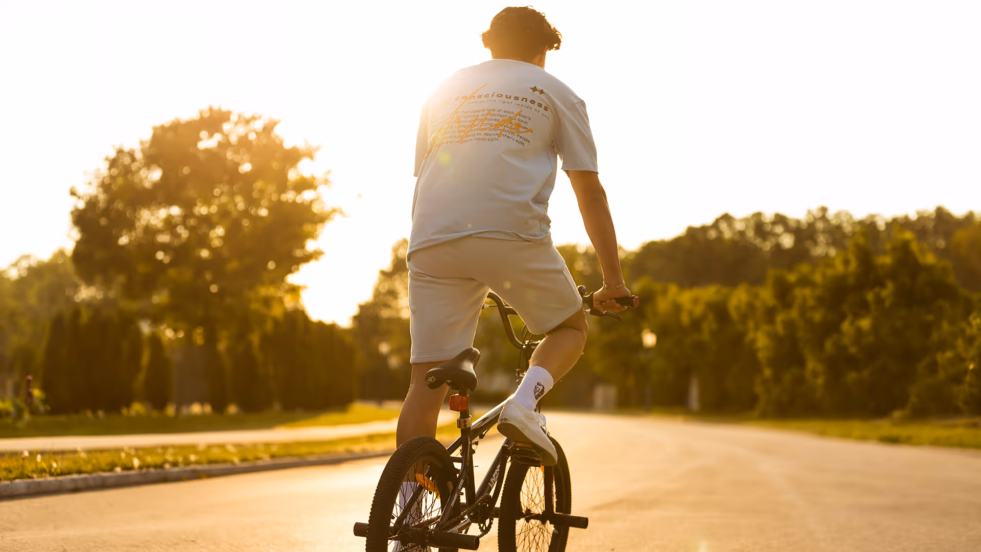 URSIDE Clothing: Fotografie für die „Eye Gazing“-Kollektion. Fotos für Webshop & Social Media – nachhaltige Mode perfekt im US-College in Szene gesetzt.