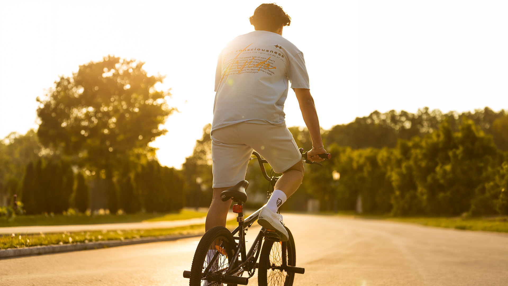 URSIDE Clothing: Fotografie für die „Eye Gazing“-Kollektion. Fotos für Webshop & Social Media – nachhaltige Mode perfekt im US-College in Szene gesetzt.