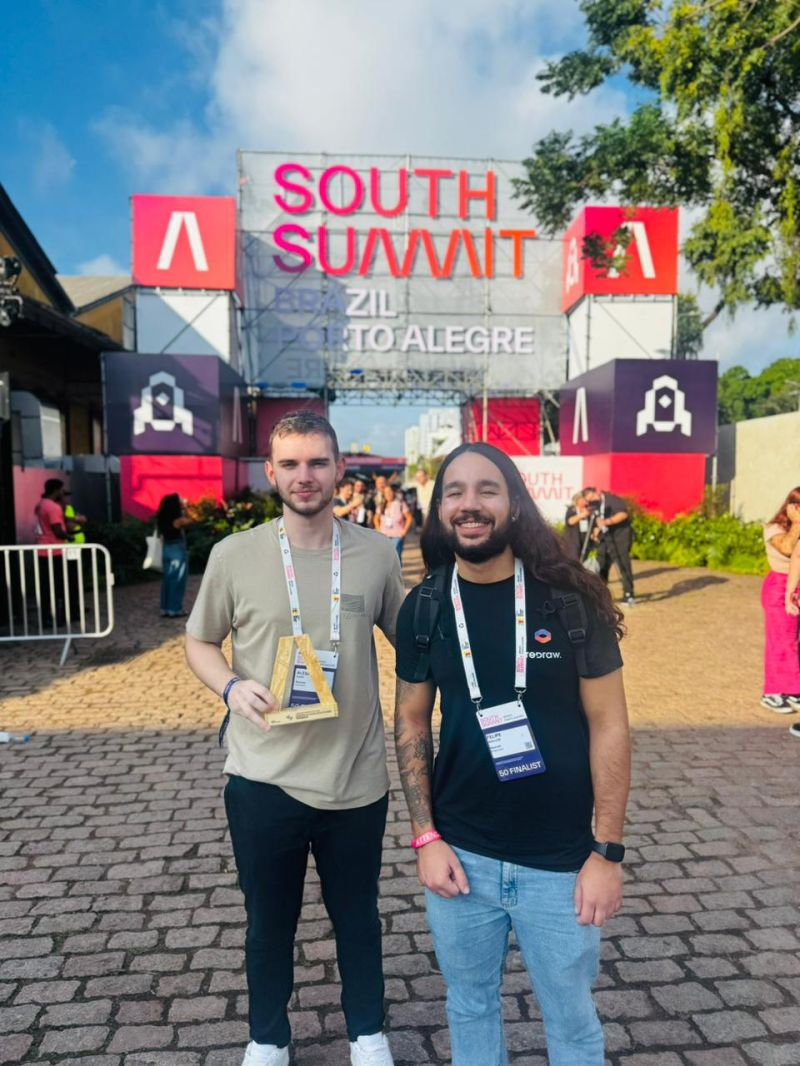 Equipo de Redraw en el escenario del South Summit 2026 en Porto Alegre