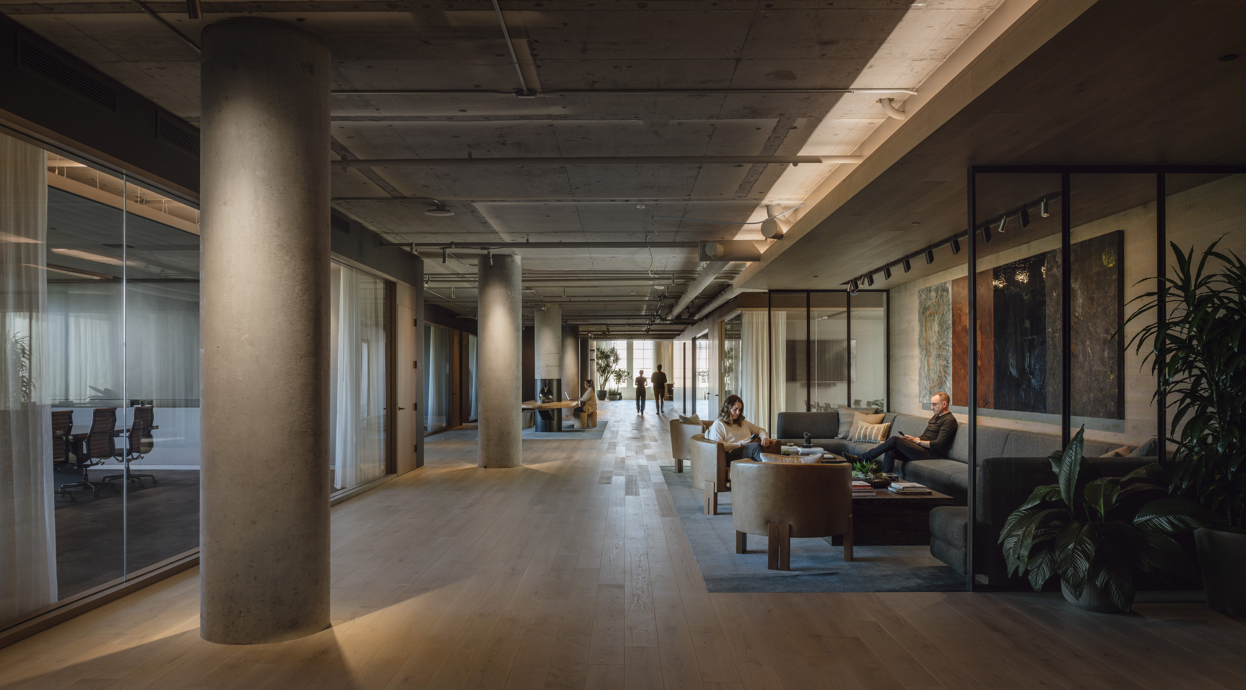 Every corridor offers unique seating areas that promote spontaneous collaboration.