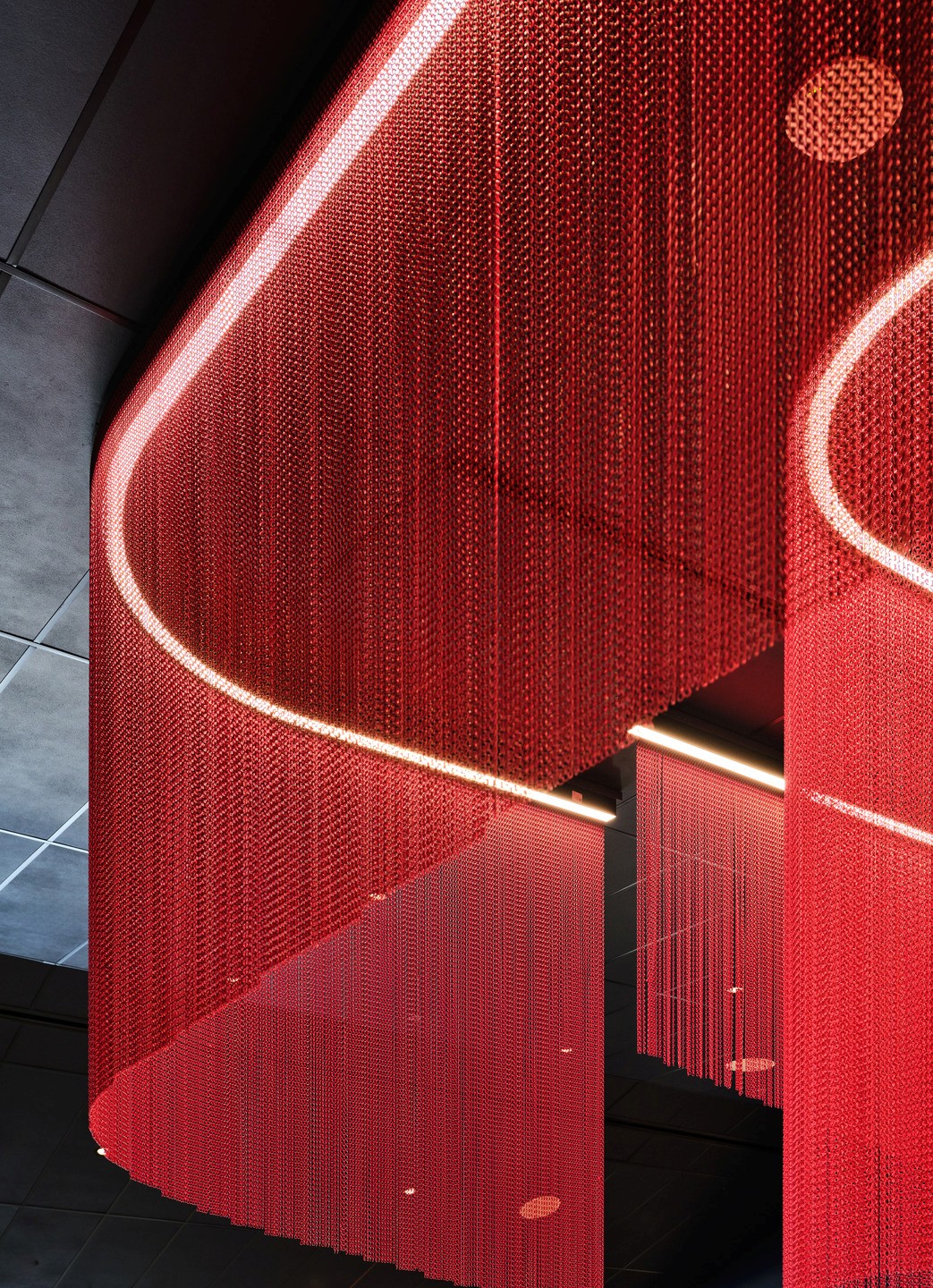 Thousands of thin red chains create a dramatic sculptural piece over the bar. 