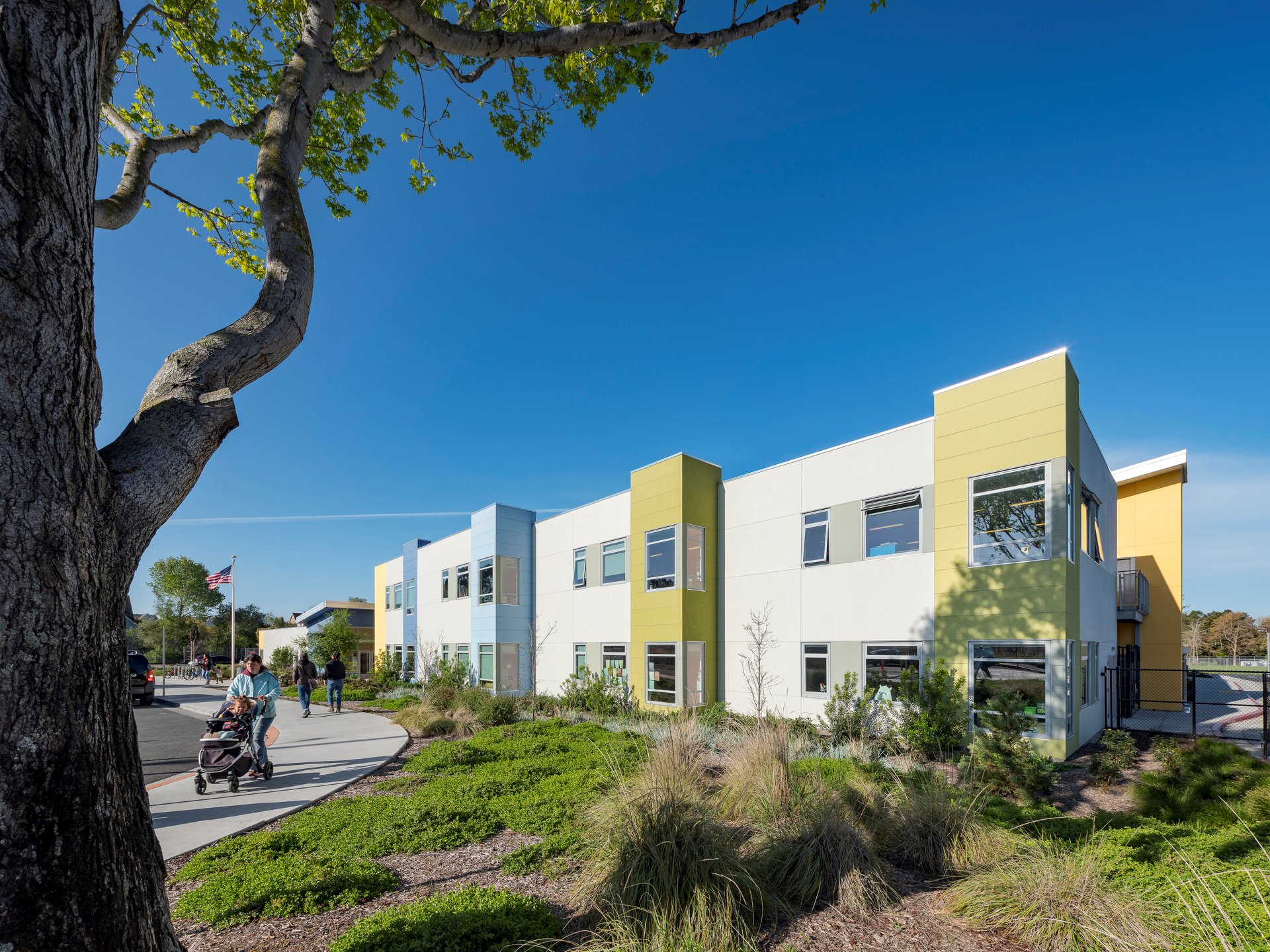 A 2-story elementary school building with greenery.