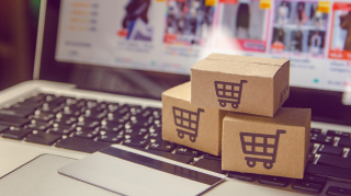 Imagem com caixas de compras e computador com referencia ao varejo.