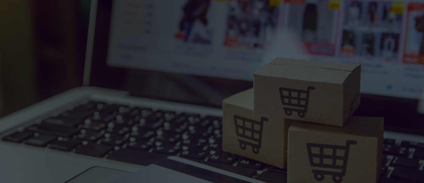 Imagem com caixas de compras e computador com referencia ao varejo.