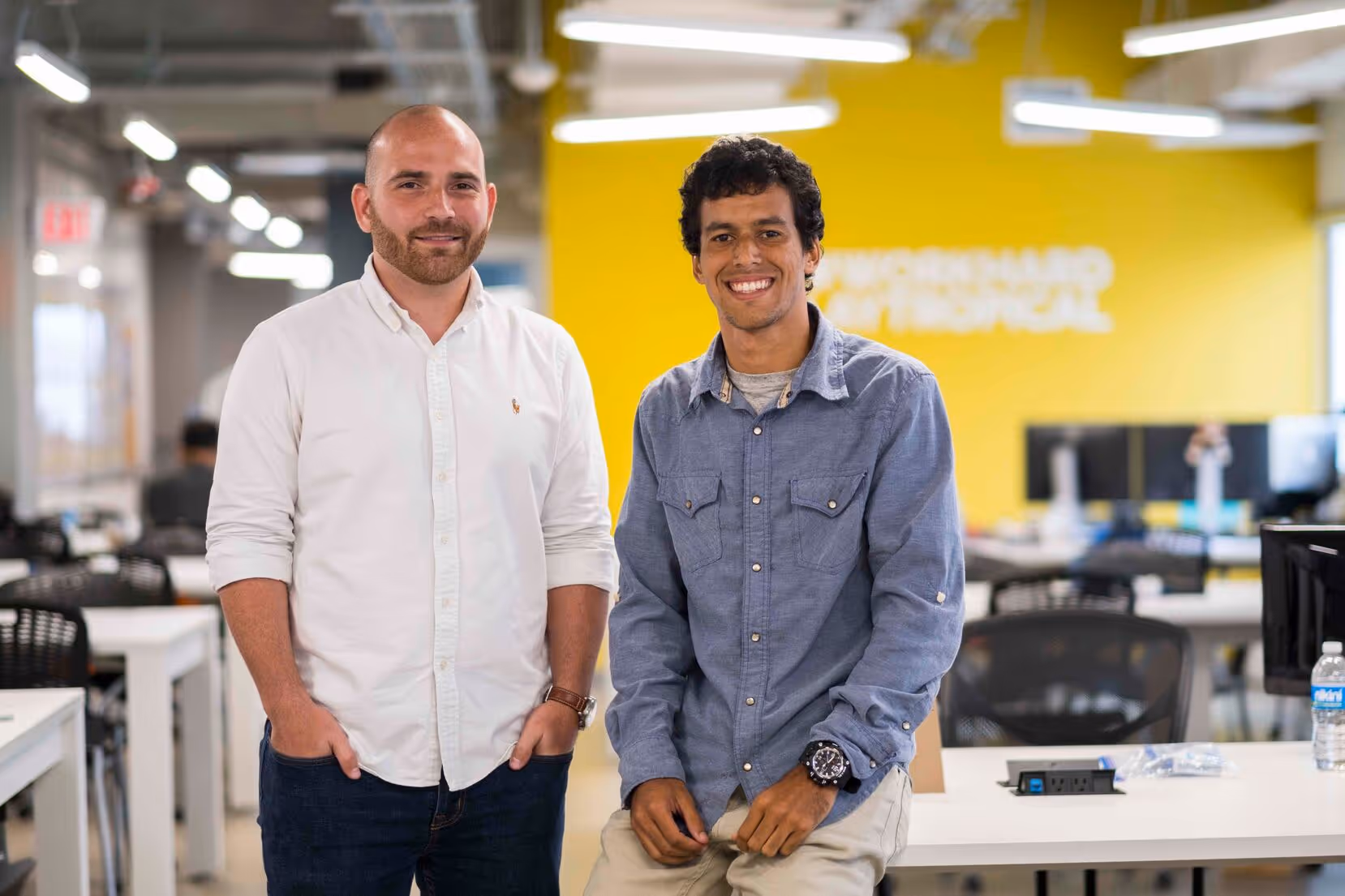 Carlos Goyco (a la izquierda) es el CEO de Libros787.com, empresa que cofundó con Gerardo Enríquez, a su lado.