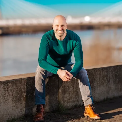 Giuseppe Ruffo sitzend auf einer Mauer