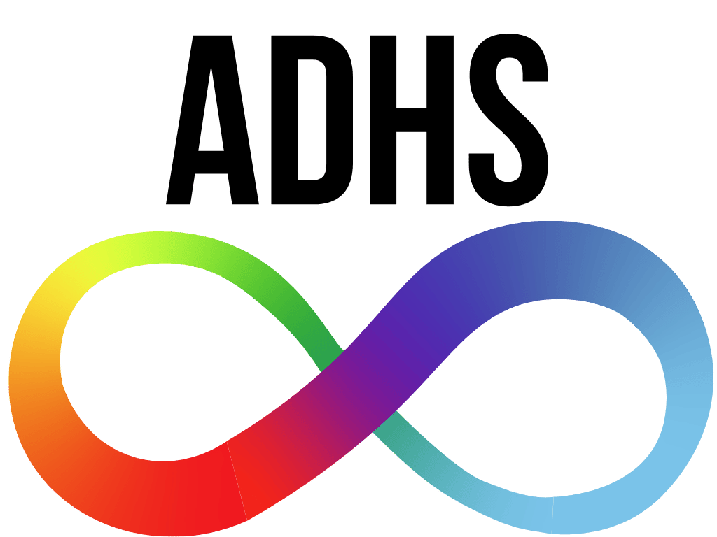 Eine Person kritzelt in einem Notizbuch, während andere sprechen