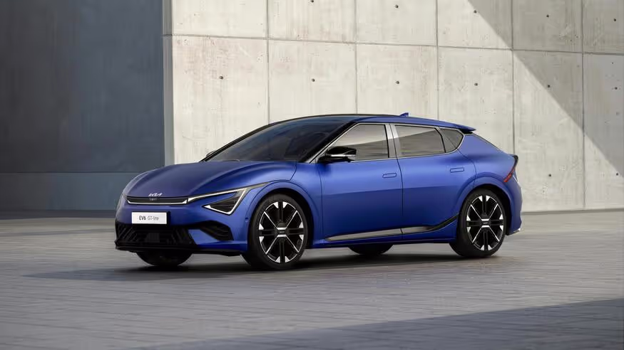 Elbil parkeret i moderne omgivelser