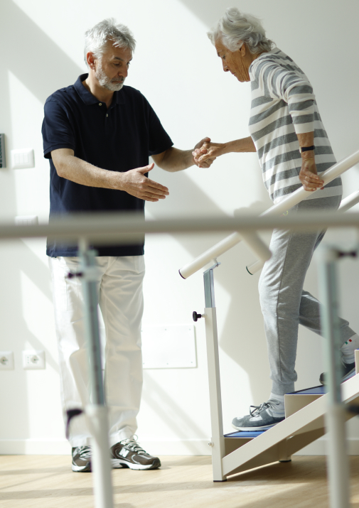 Medico aiuta la paziente a scendere dalle scale