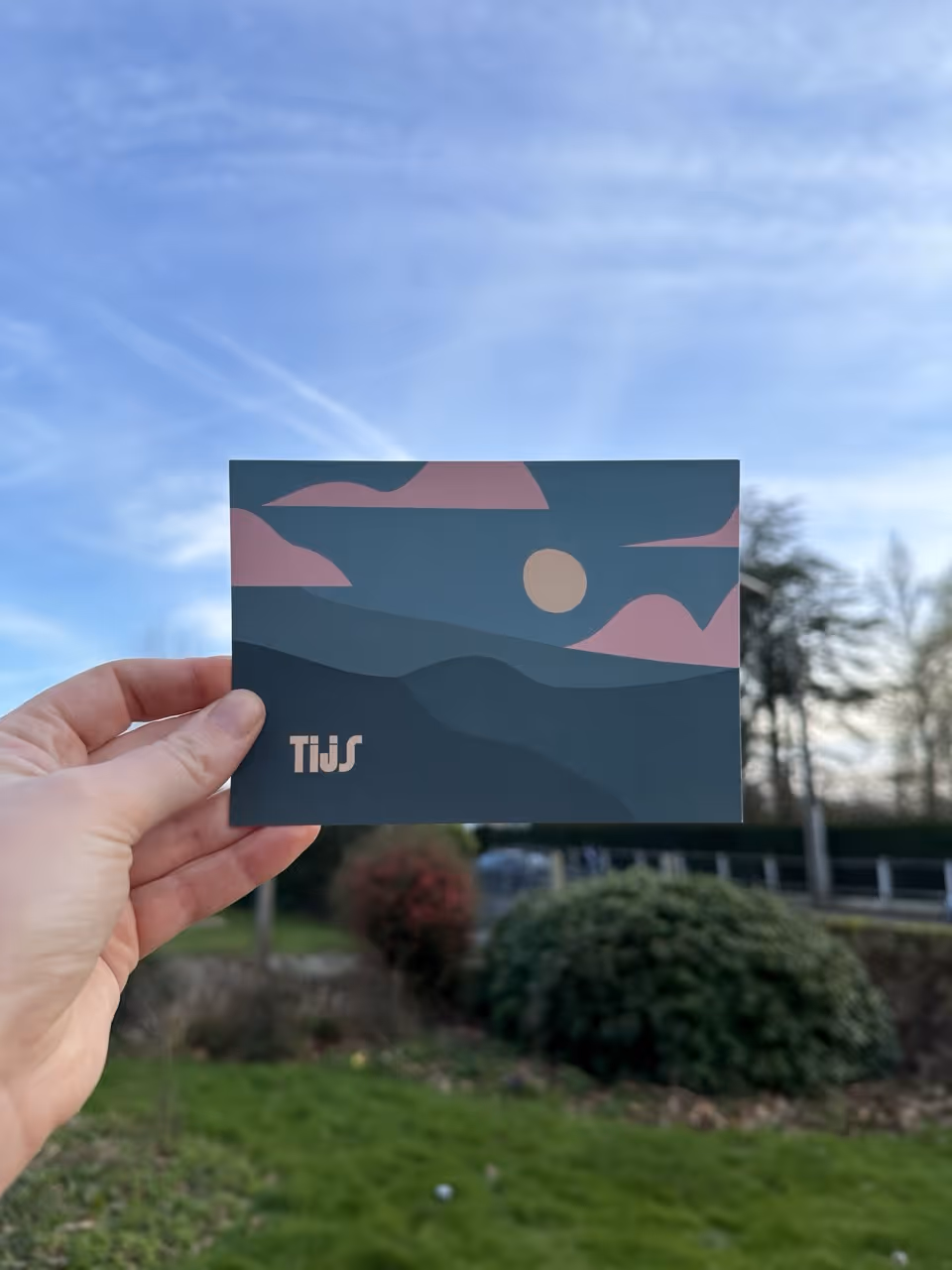 Geboortekaart 'Tijs' met minimalistische illustratie van een berglandschap