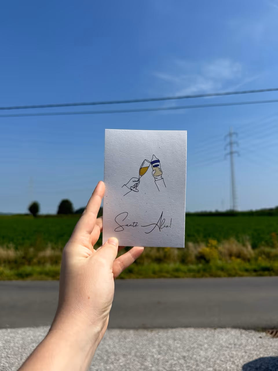 Minimalistische uitnodiging voor een tuinfeest met lijntekening van Santé tussen een volwassene en een baby