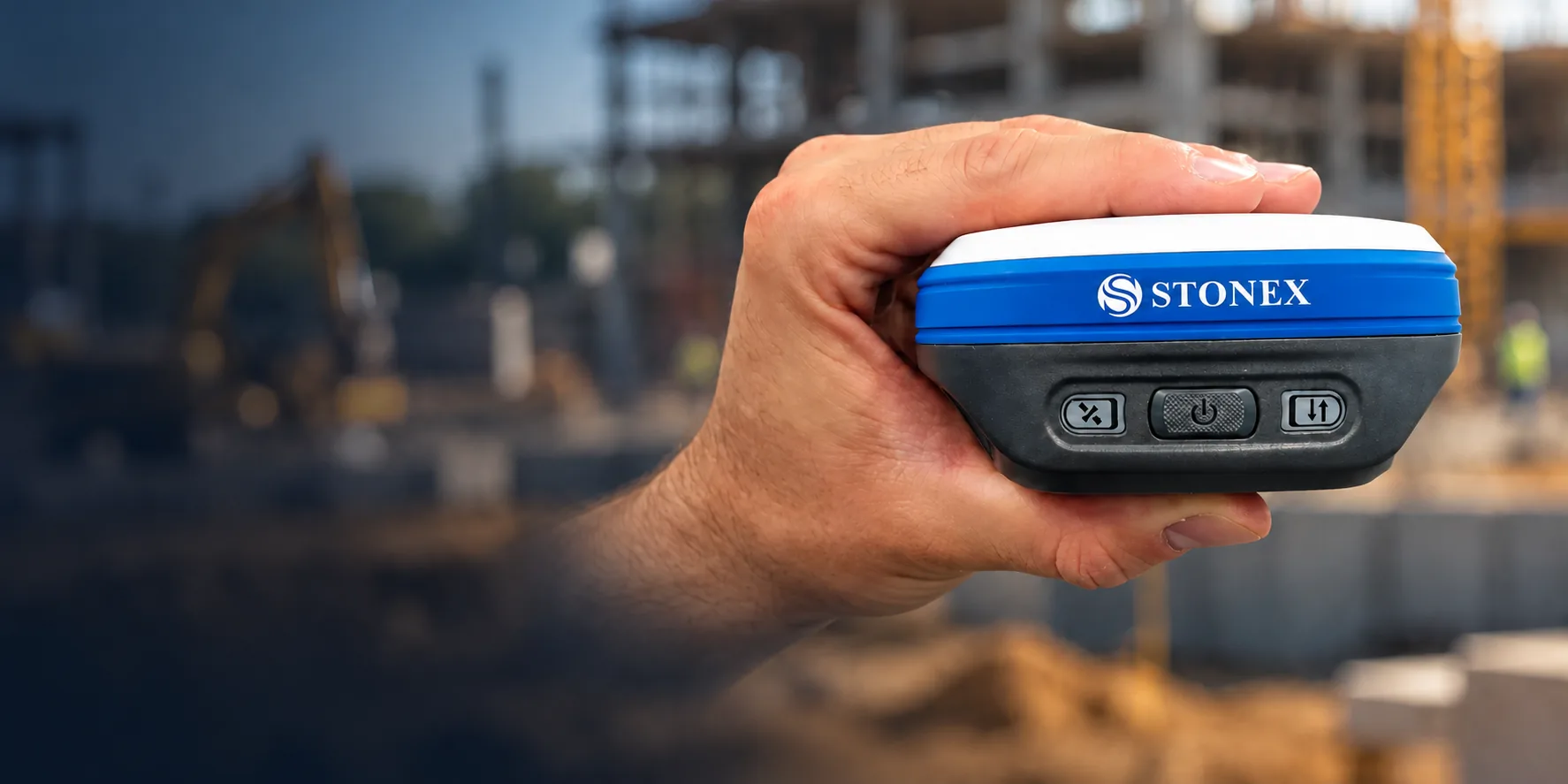 Stonex S599 GNSS-ontvanger in de hand op een bouwplaats