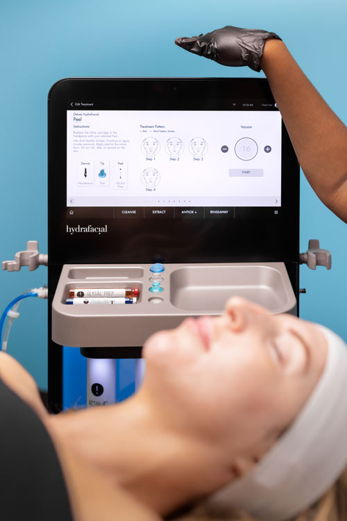 Ekspert MezoSkin przygotowana do bezpiecznego zabiegu depilacji i epilacji w celu usunięcia owłosienia łydek, pleców, bikini oraz torsu dla klientów w Warszawie.