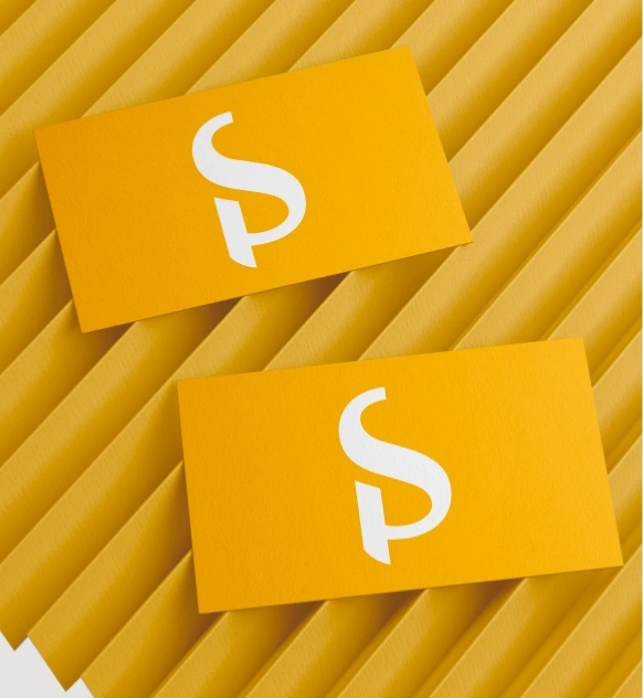 Logo Stratege Pharma sur carte de visite, illustrant l'engagement de la marque envers l'innovation et la qualité dans le domaine pharmaceutique.