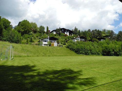 Grosses Fussballfeld  mit Häuser im Hintergrund