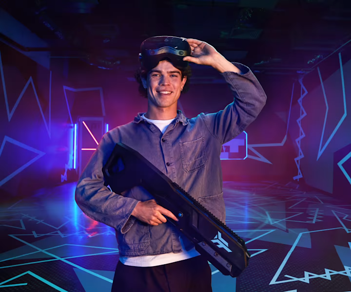 Frau mit VR-Brille beim Teamevent im 7th Space Köln