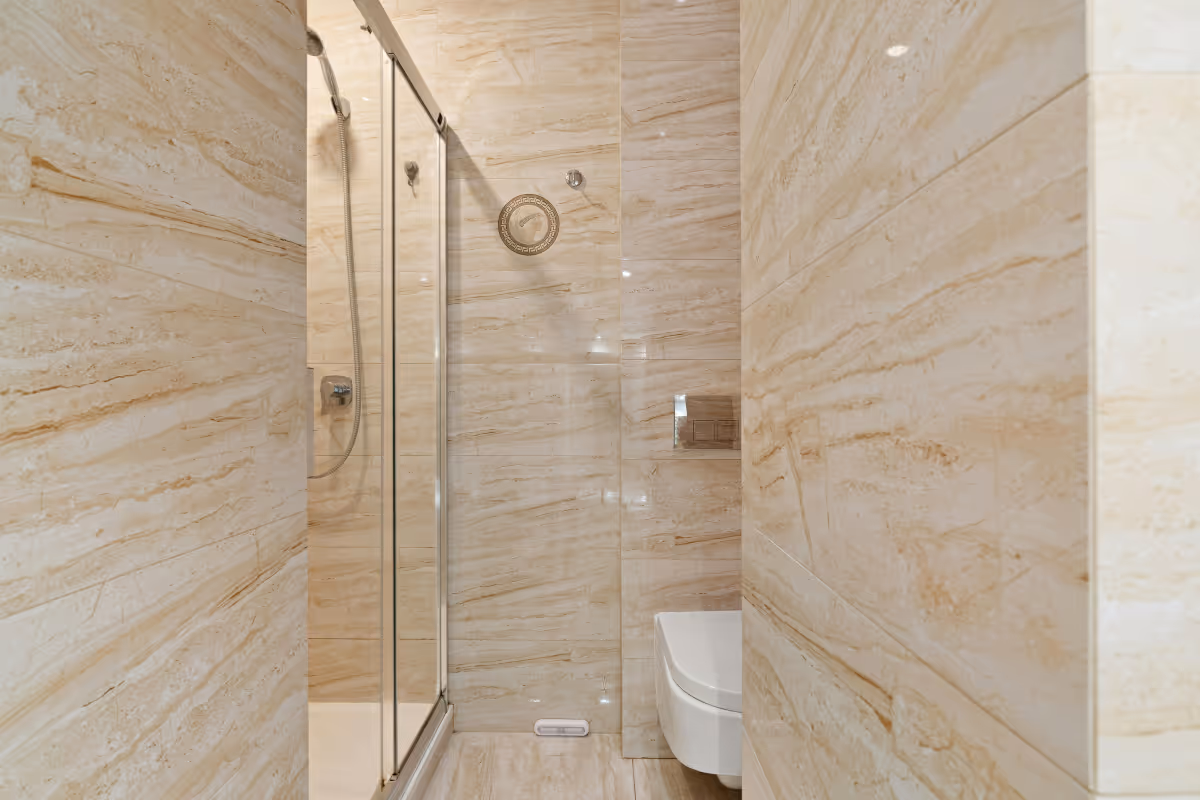 marble wall bathroom