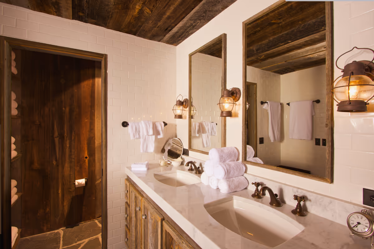 Farmhouse Style Bathroom 