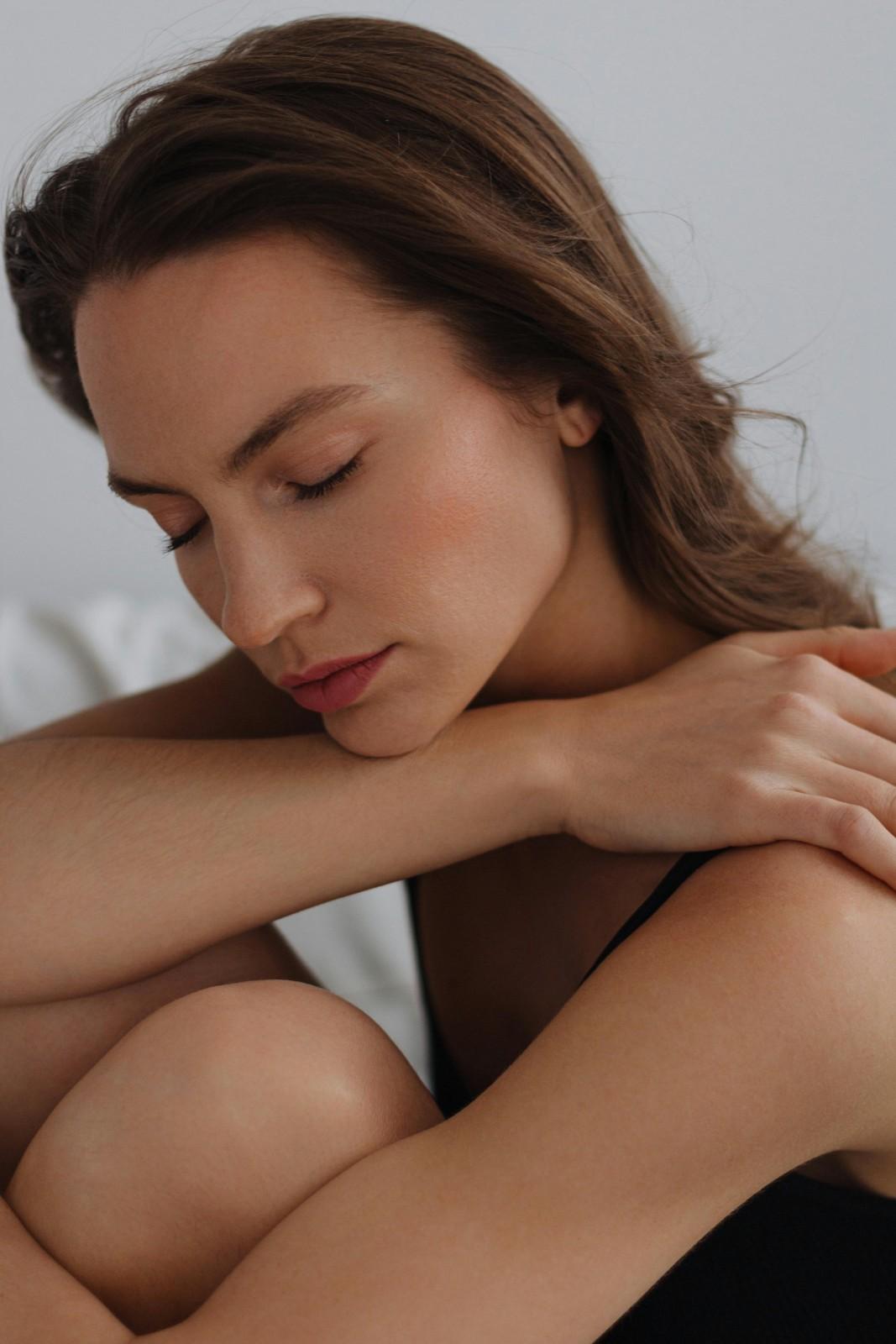 Relaxed woman after a lymphatic drainage massage in Dubai promoting recovery, circulation and stress relief.