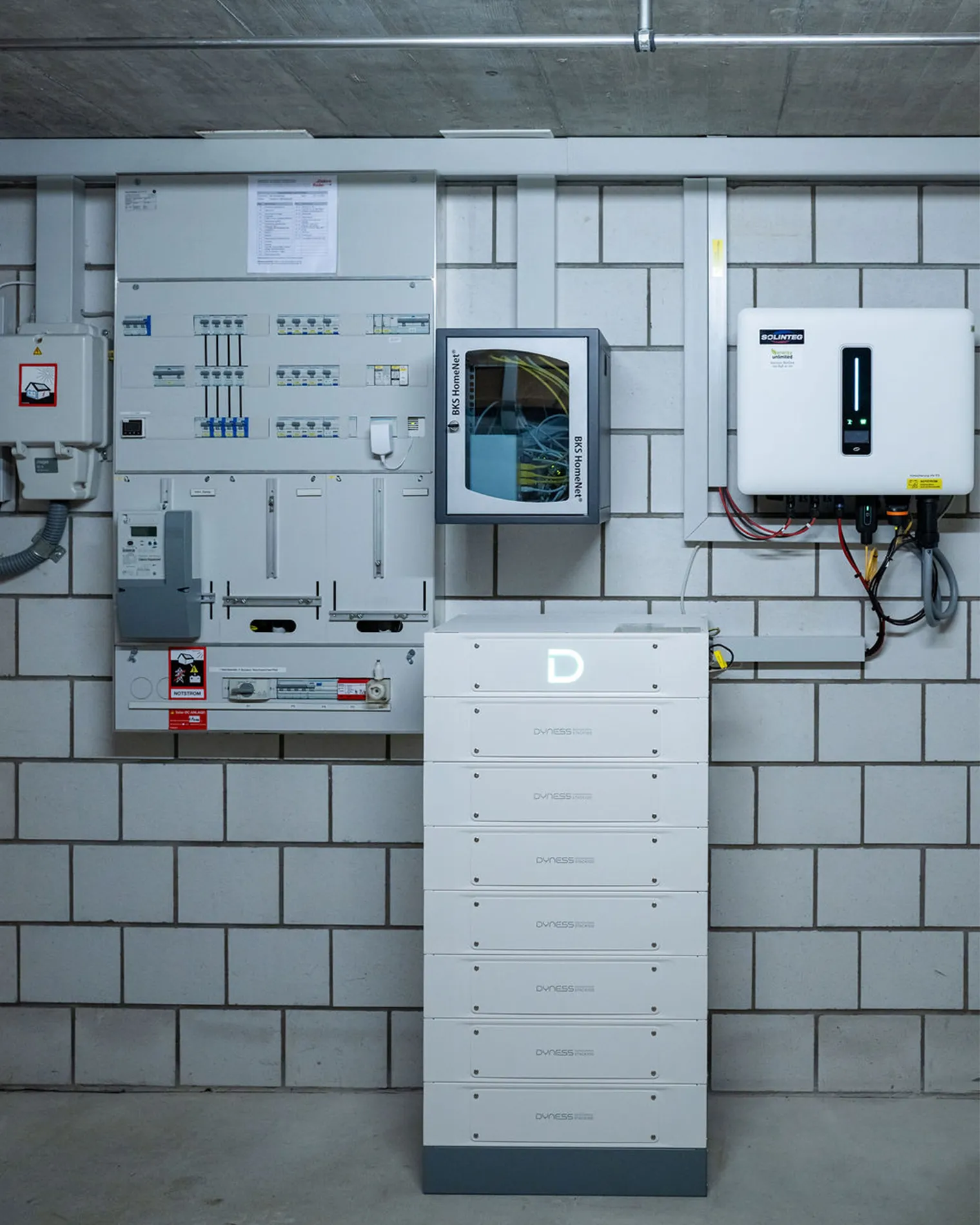 Ein Technikraum der einen kompakten Stromspeicher und ein Wechselrichter zeigt. Detailiert geplant und sauber montiert von energy unlimited AG
