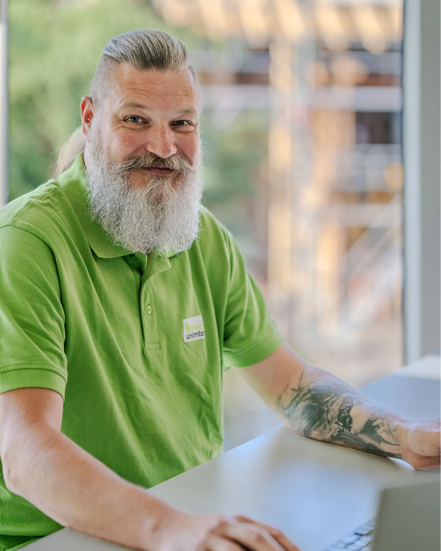 Verkaufsleiter von energy unlimited AG Martin Hadorn lächelt überzeugt von Solarenergie
