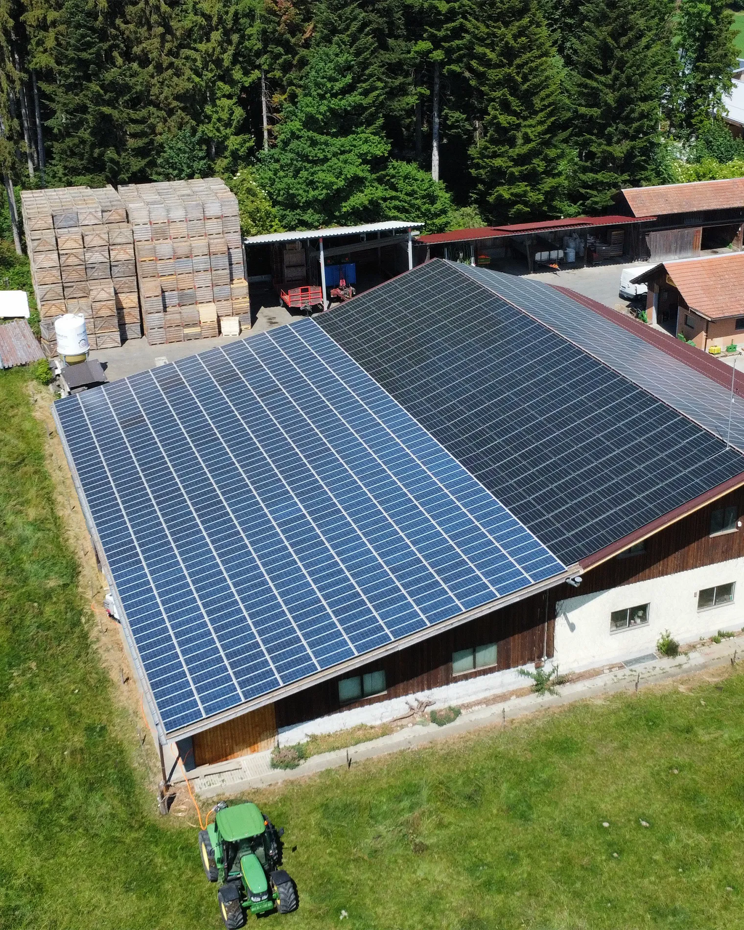 Landwirtschaftsbetrieb mit Solaranlage auf dem Dach