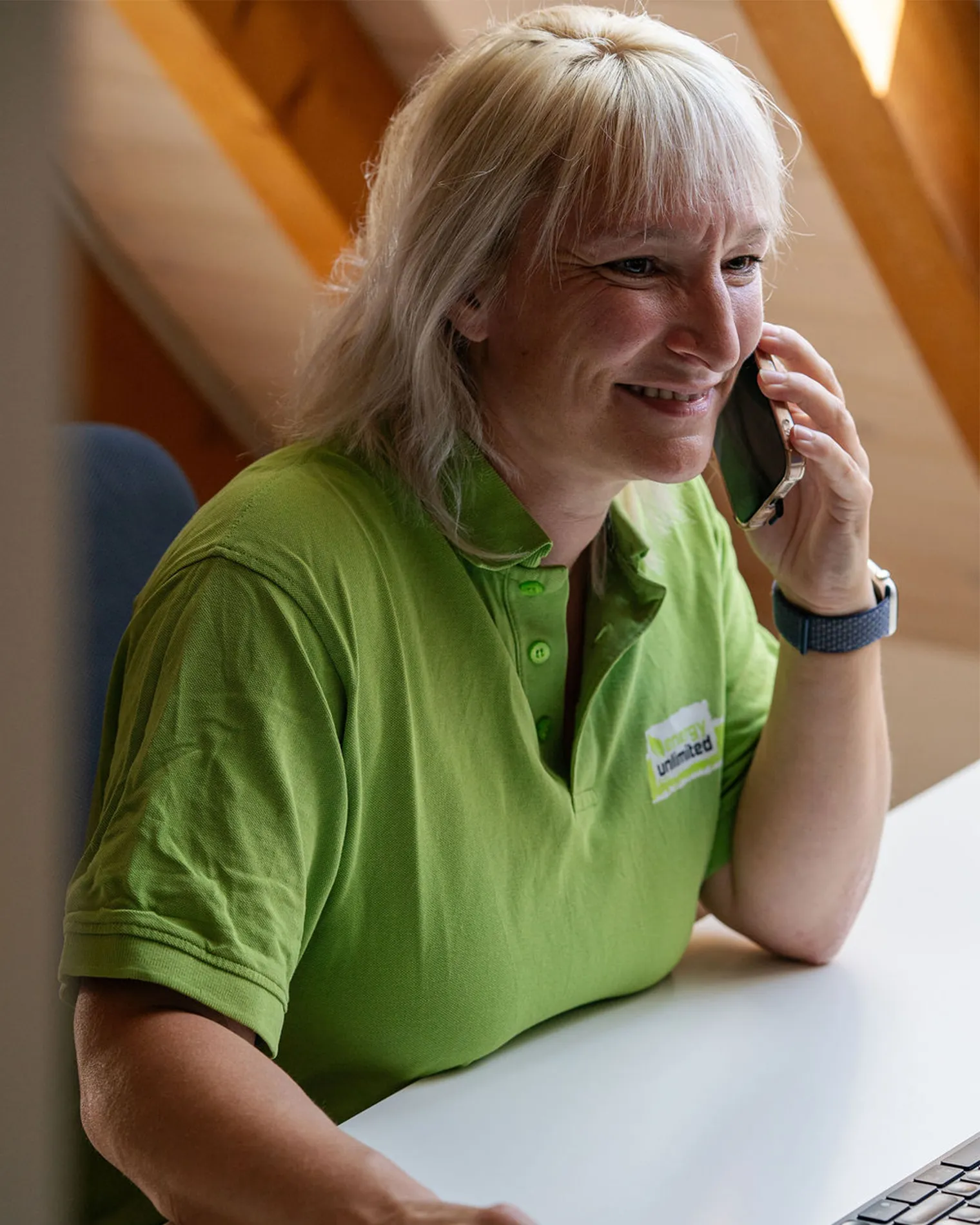 Sonja Schneeberger am Telefon mit einer Kundin zur Abklärung von Fördergelder bei einer Photovoltaikanlage