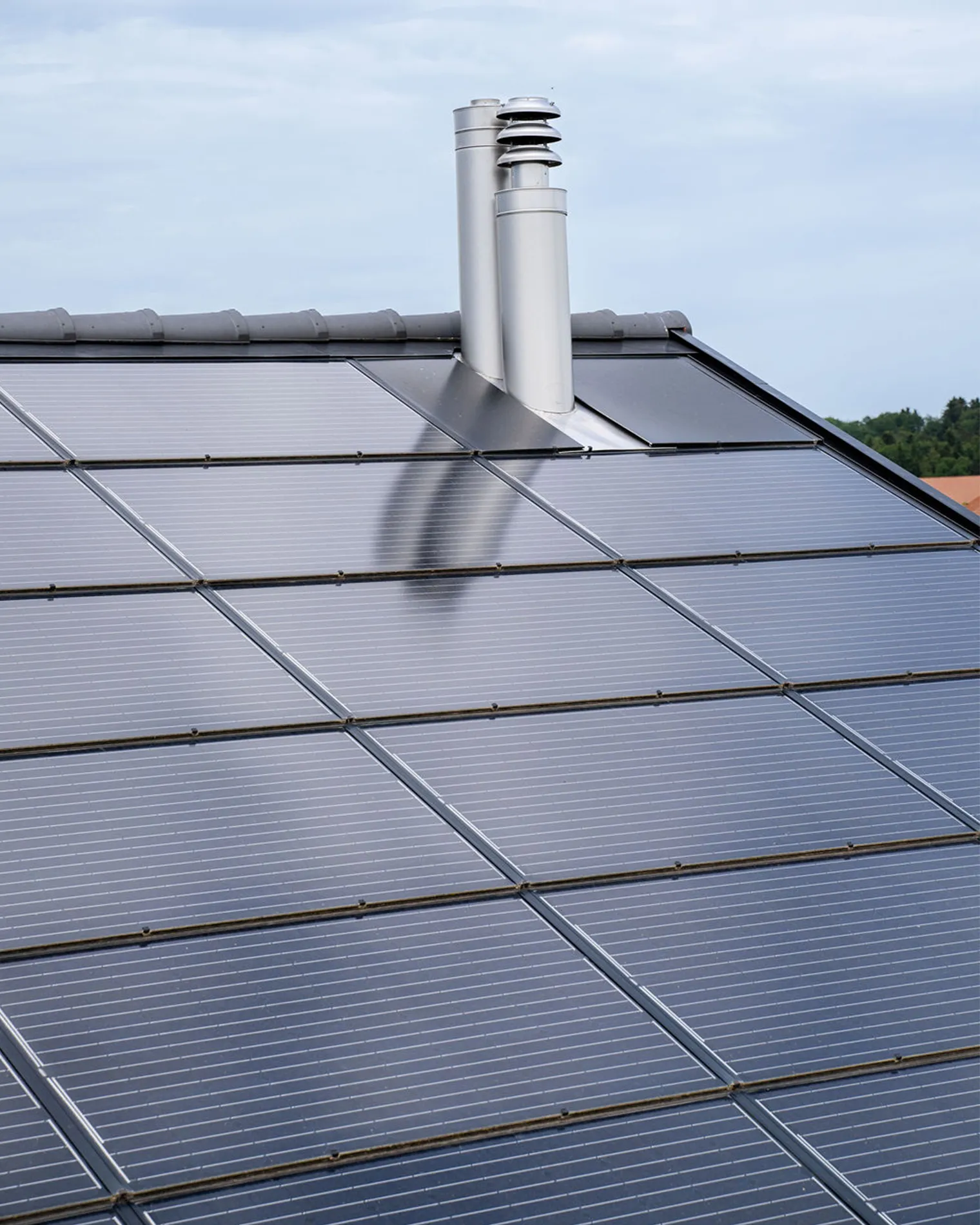 Ein Dach mit Solarpanels
