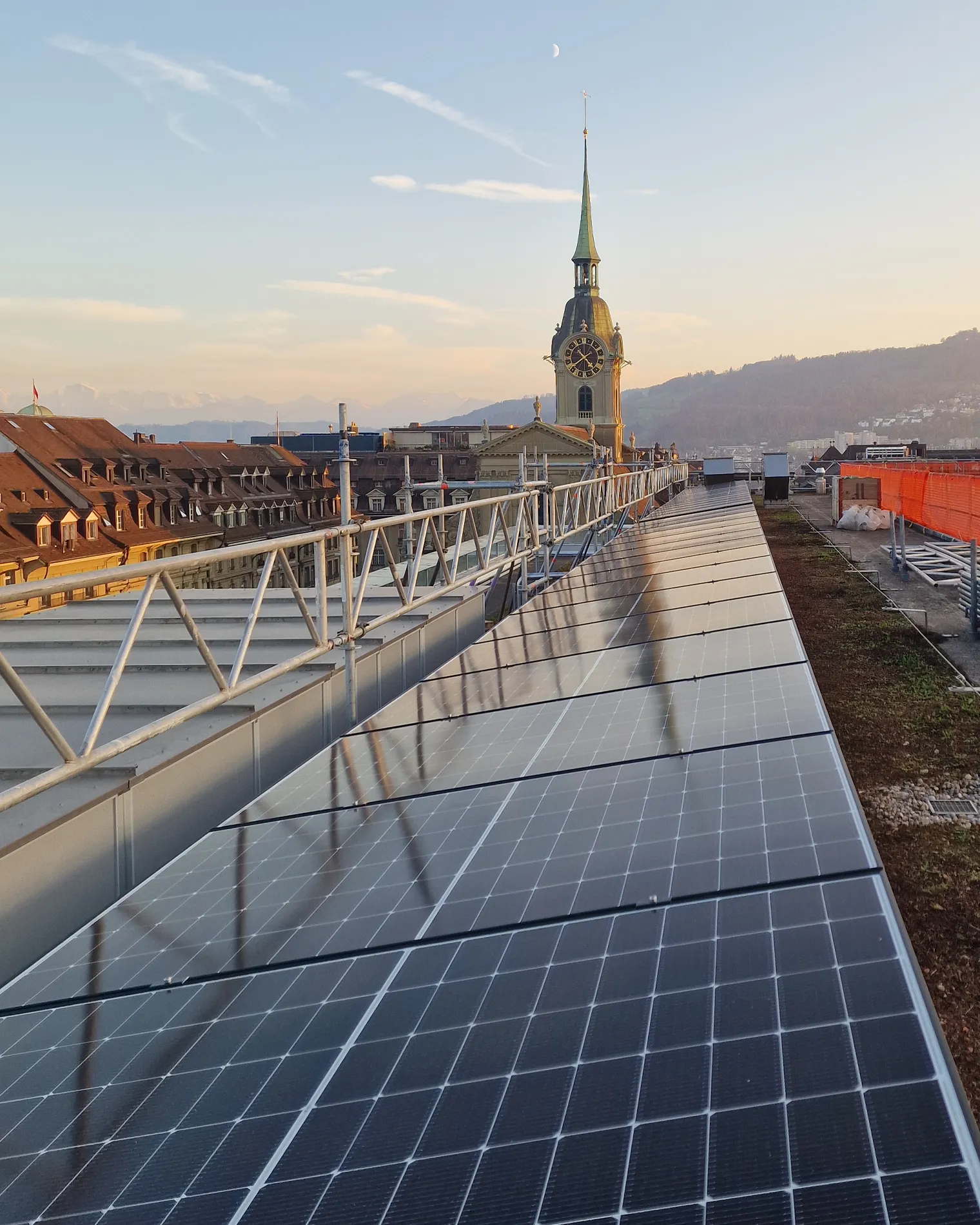 Aufnahme auf dem Bahnhof Bern mit Solarpanels von energy unlimited AG.