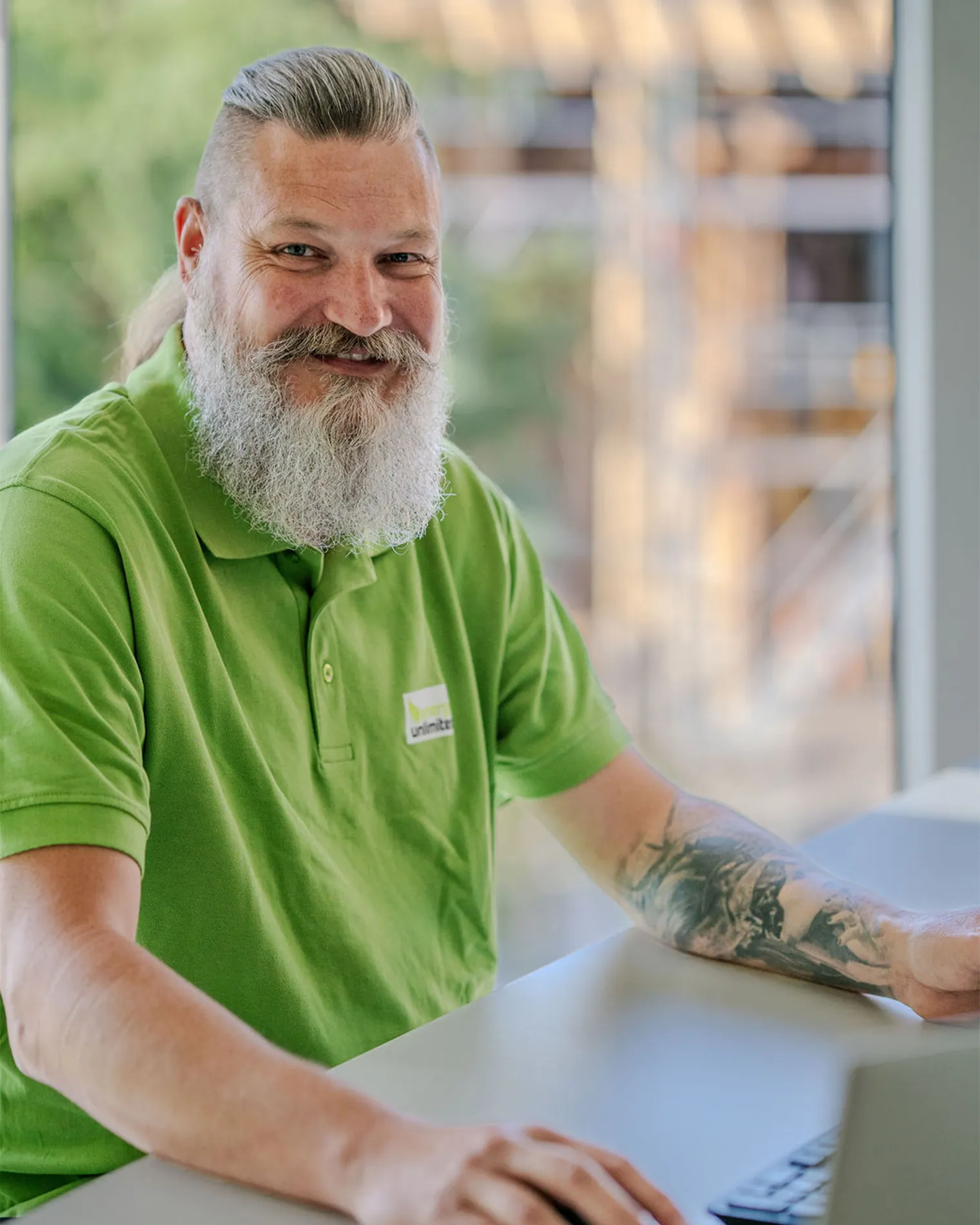 Verkaufsleiter von energy unlimited AG lacht in die Kamera