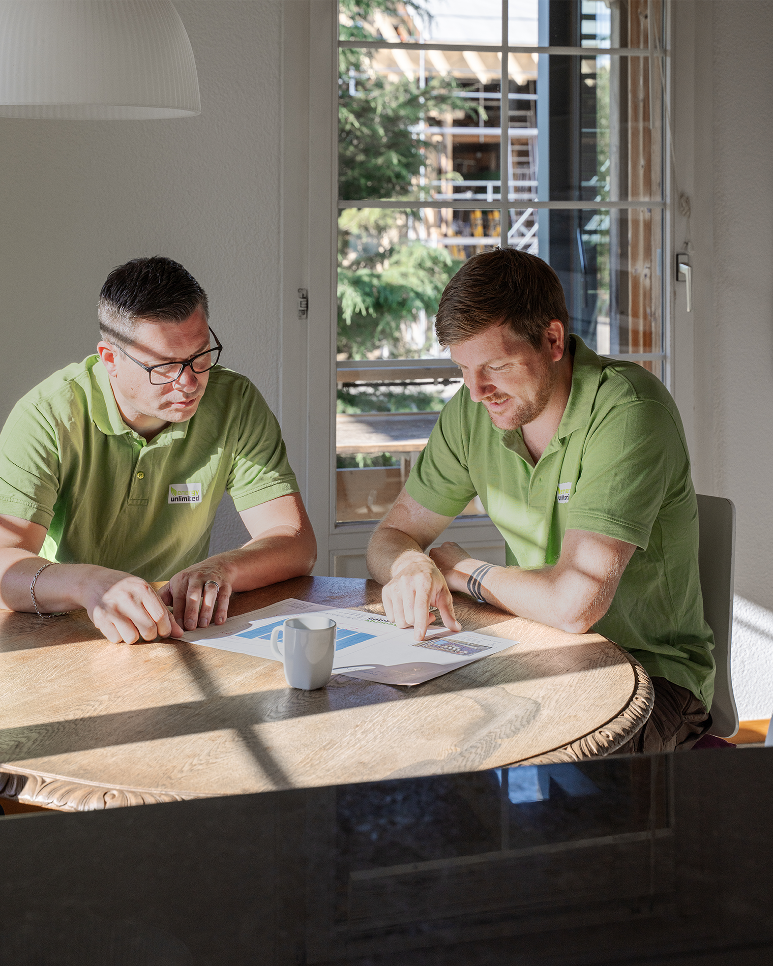 Wirtschaftlichkeitsplanung einer Photovoltaikanlage durch Mitarbeiter von energy unlimited.