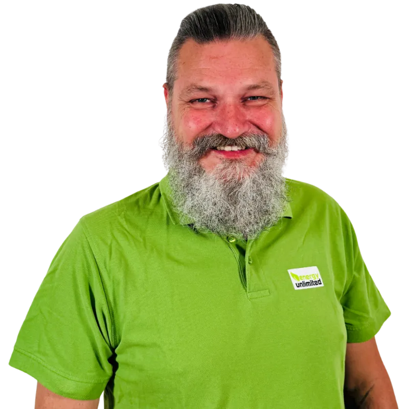 Porträt Matthias Maurer mit kurzem dunklem Haar und einem leichten Kinnbart, der ein grünes Polohemd trägt.
