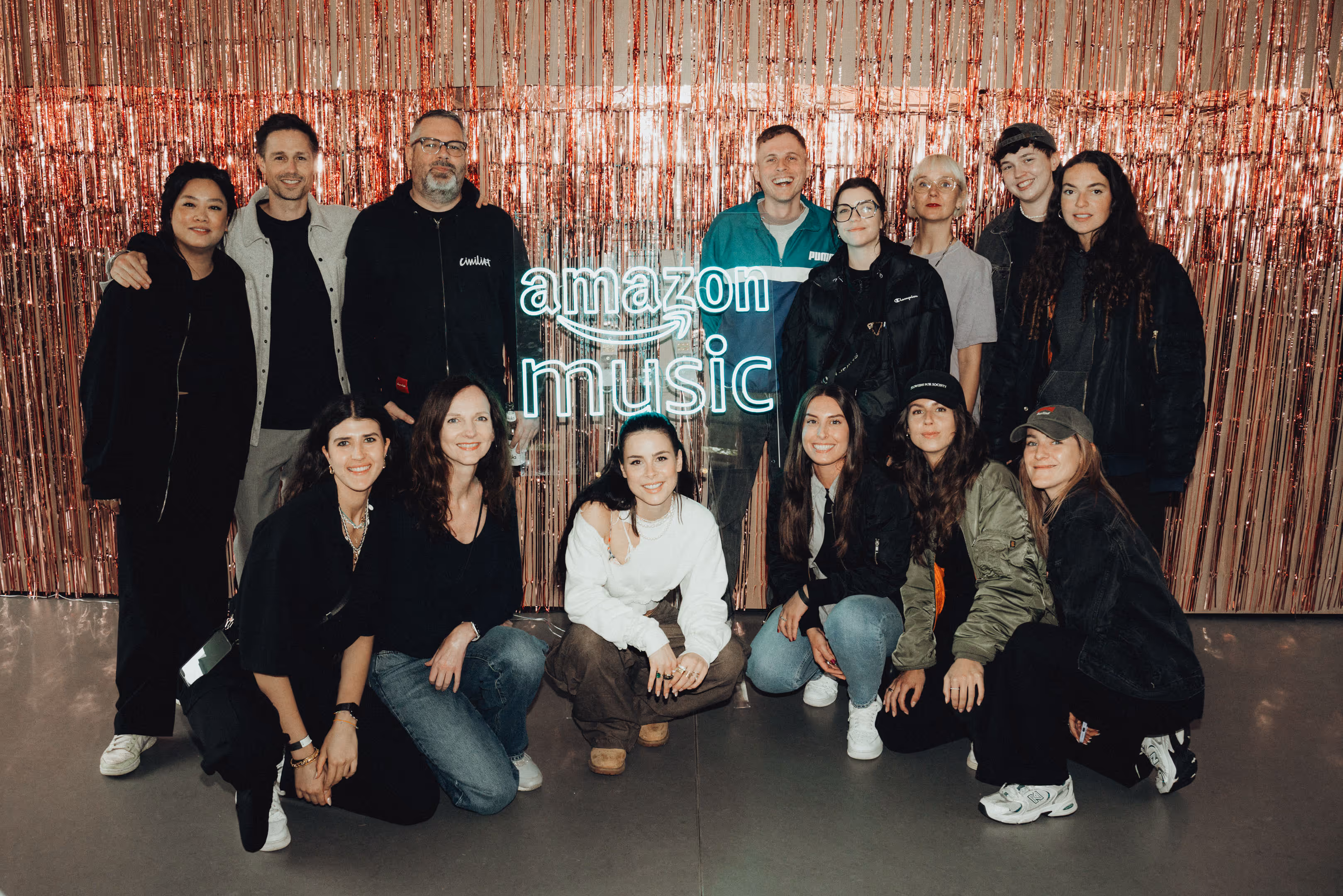 Gruppenfoto mit Lena vor dem Amazon Music logo