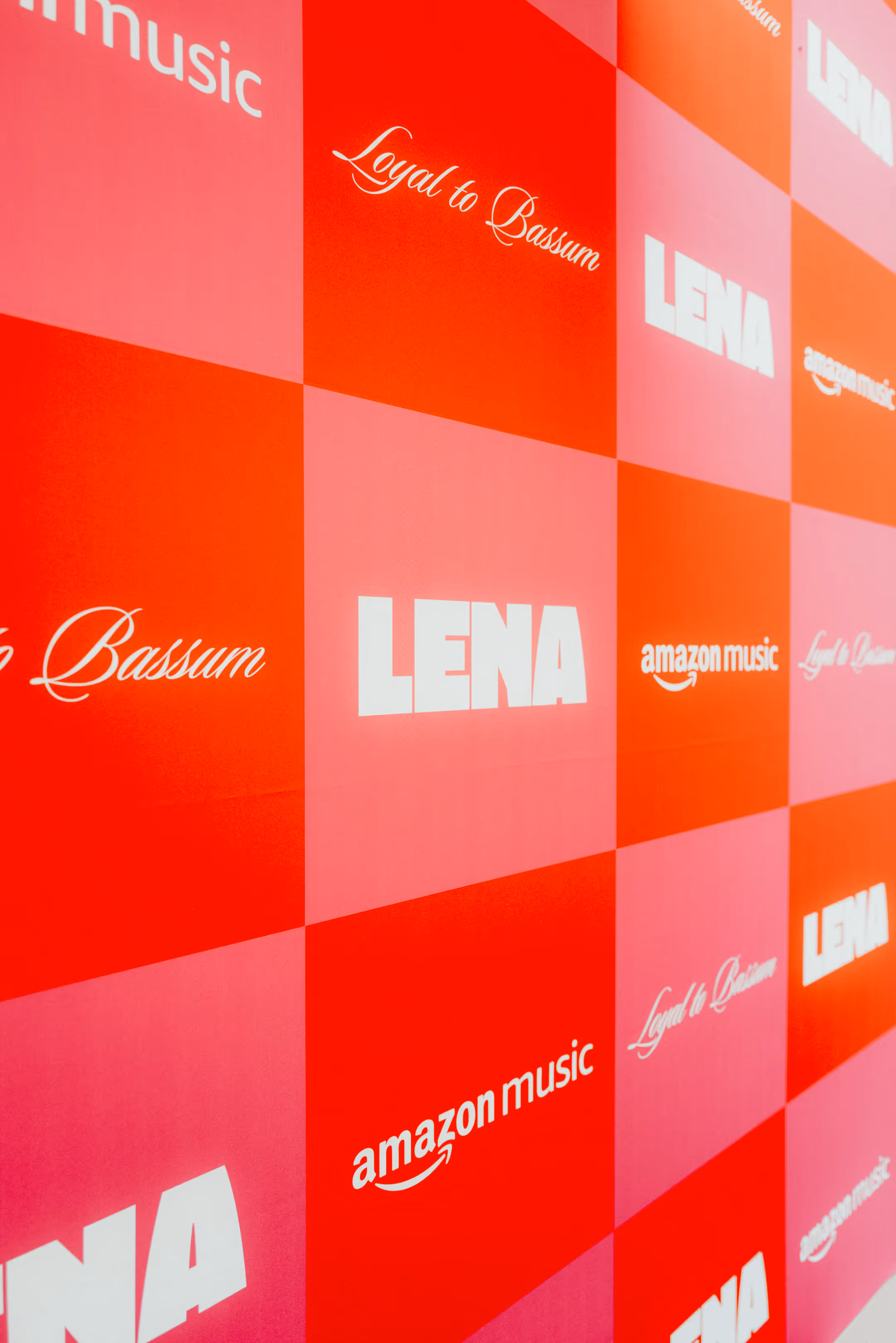 Foto der Logowand auf dem Amason Music Event mit Lena