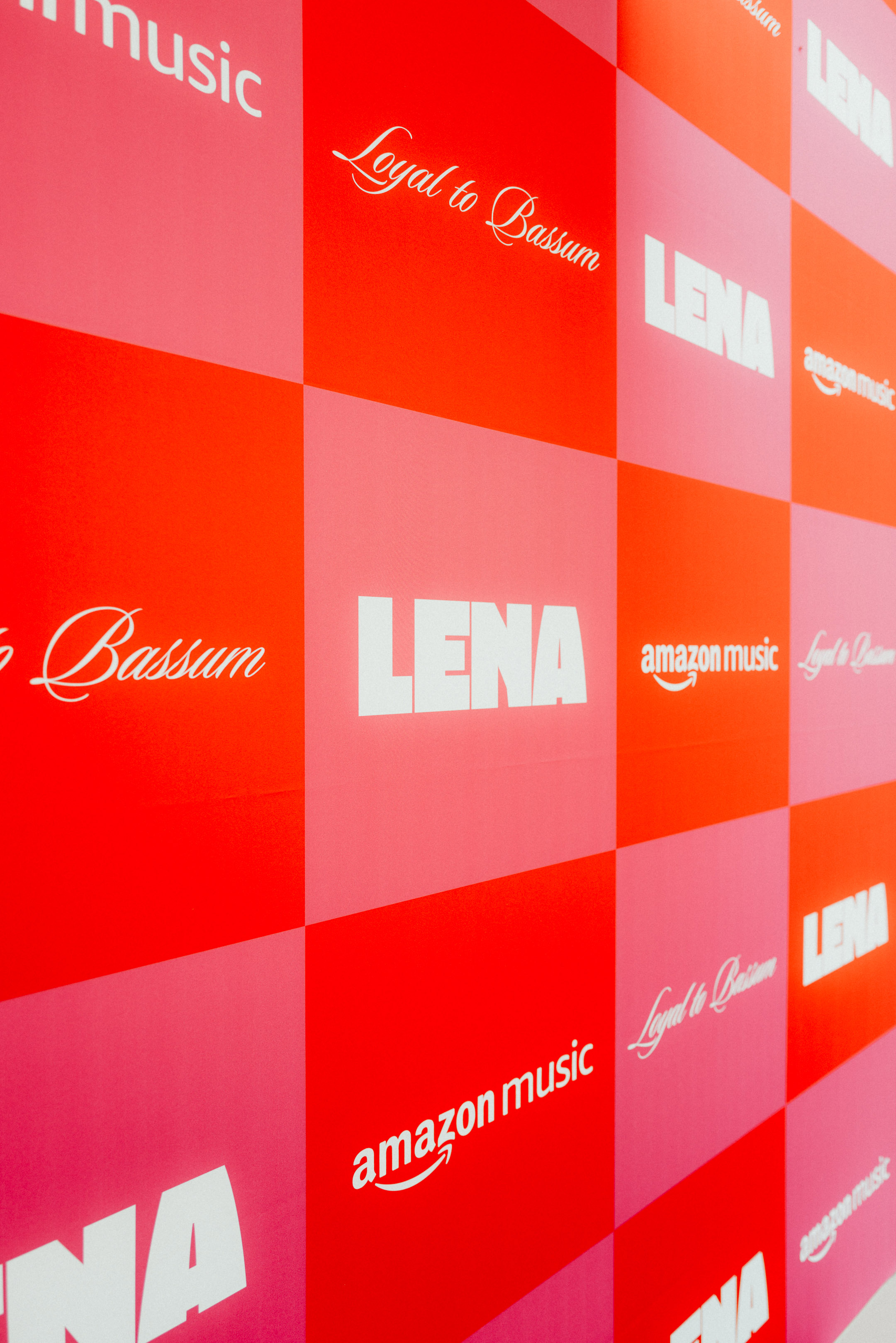 Foto der Logowand auf dem Amason Music Event mit Lena