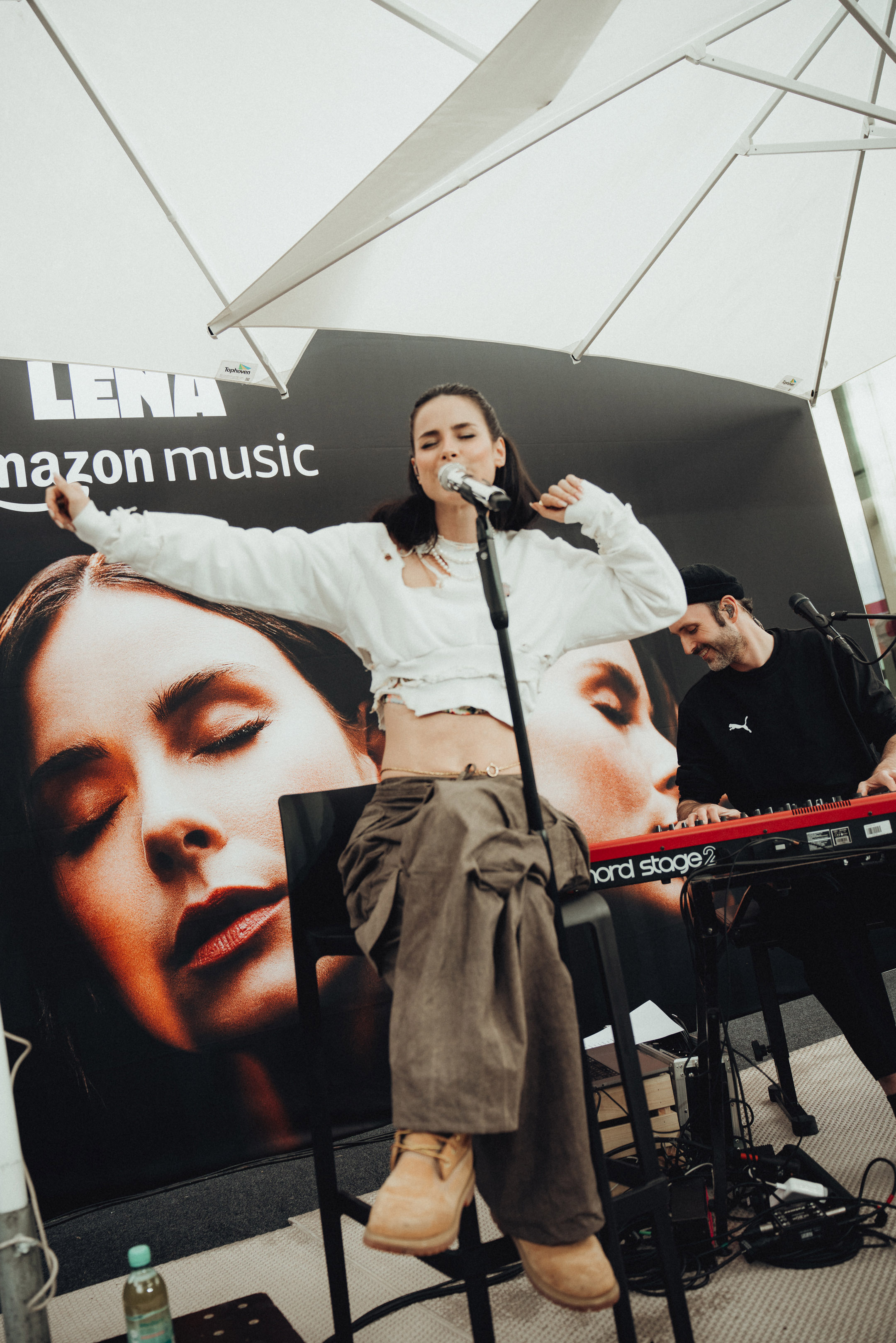 Lena singt auf der Bühne
