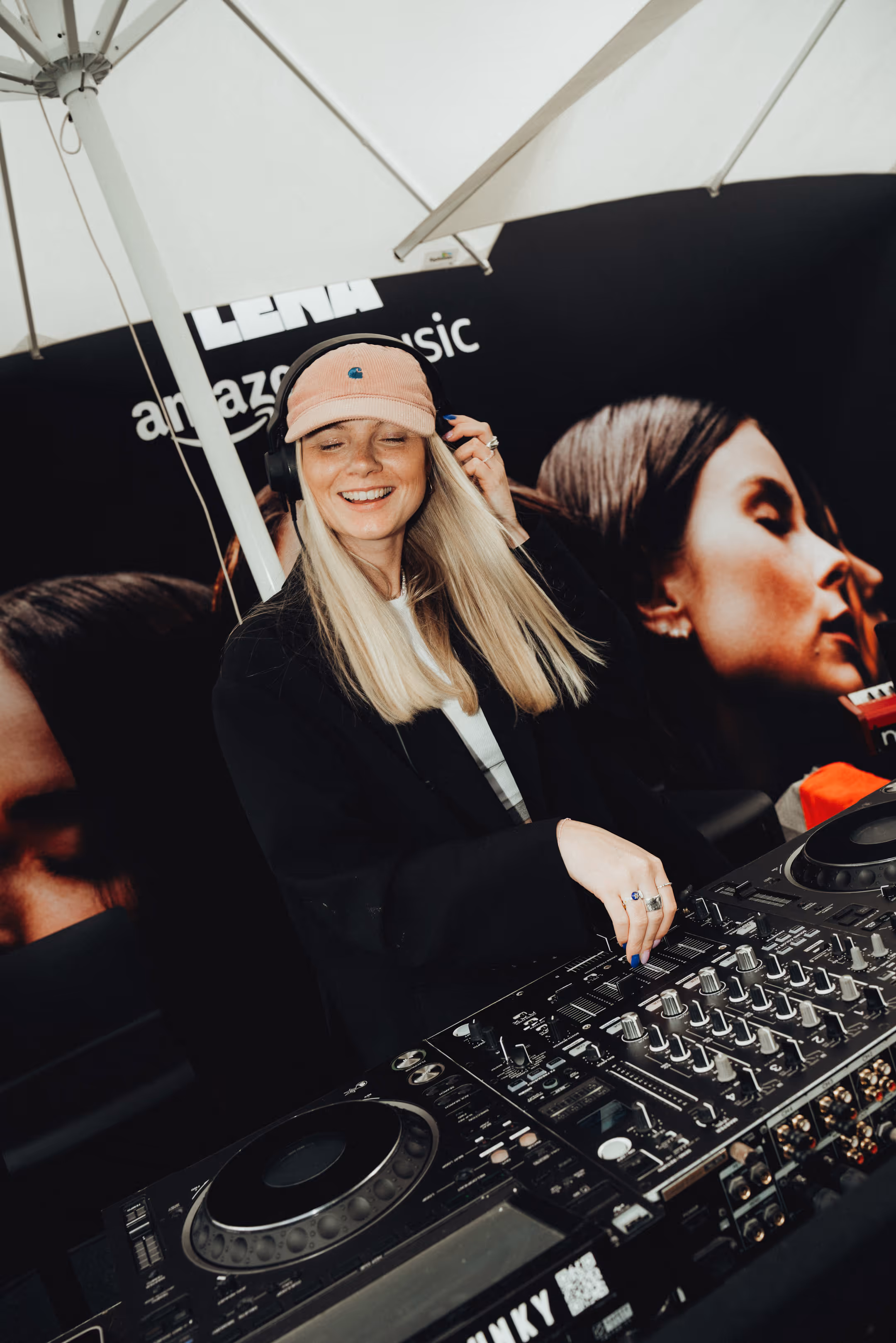Nahaufnahme eines DJ's des Amazon Music Events mit Lena