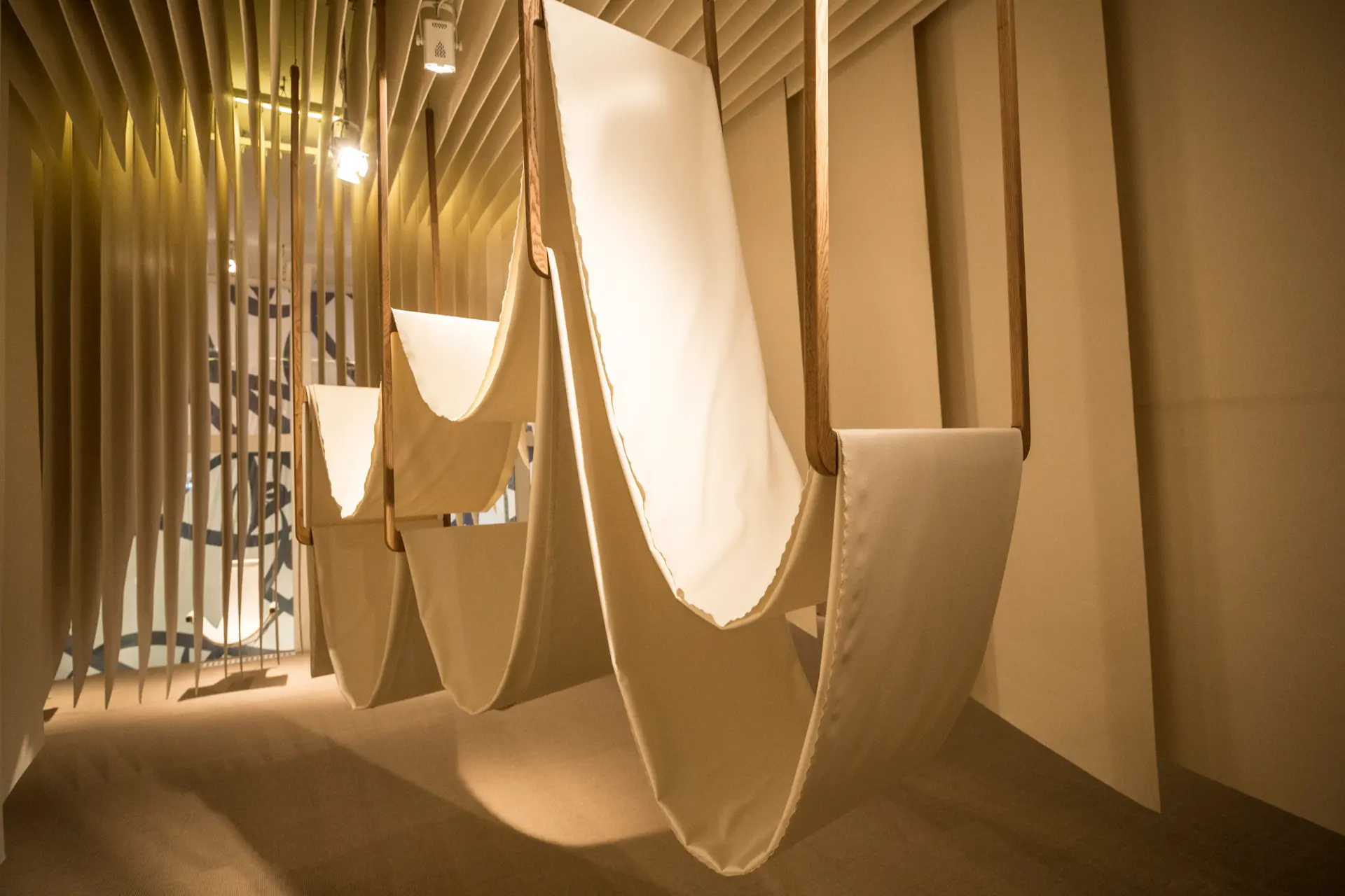 [opt] 05_The Gift of Kings and The Record Bale_Installation.webp