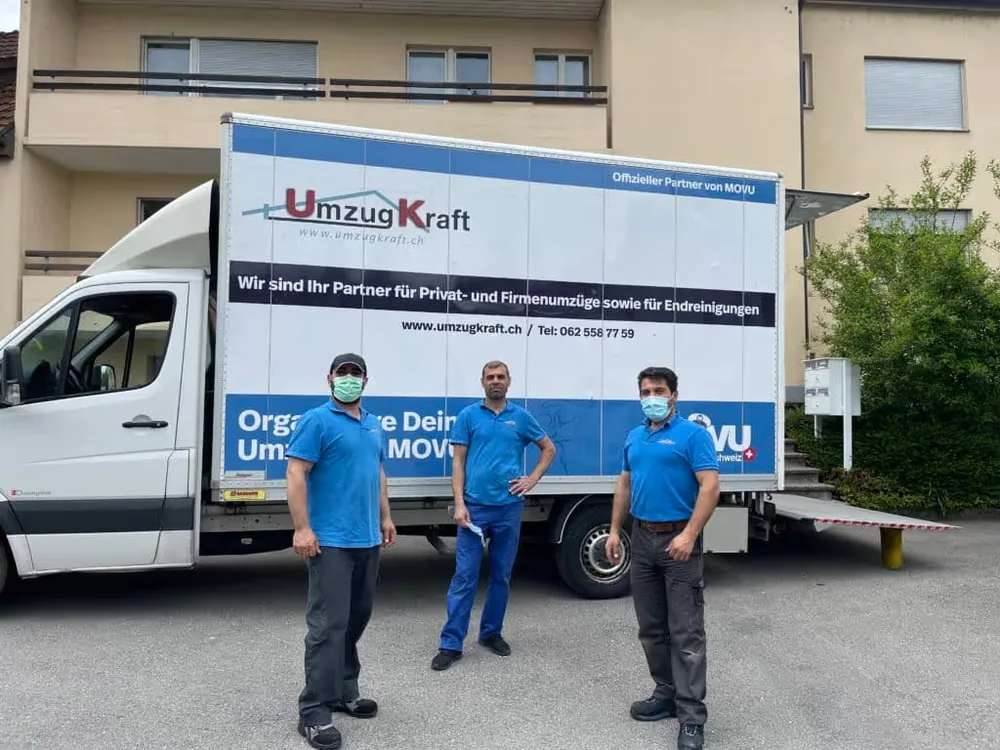 Umzugsfirma Altwis und Hitzkirch – Umzug Kraft Umzugsfirma für Altwis und Hitzkirch: Umzugsteam von Umzug Kraft mit Umzugswagen