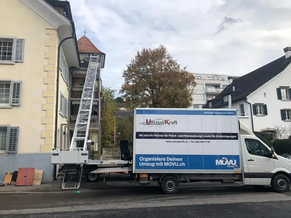 Umzugswagen von UmzugKraft mit Möbellift an einem Wohnhaus