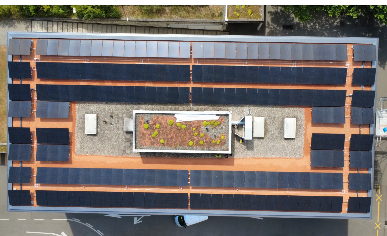 Luftaufnahme einer Photovoltaikanlage auf einem Flachdach eines Gewerbegebäude