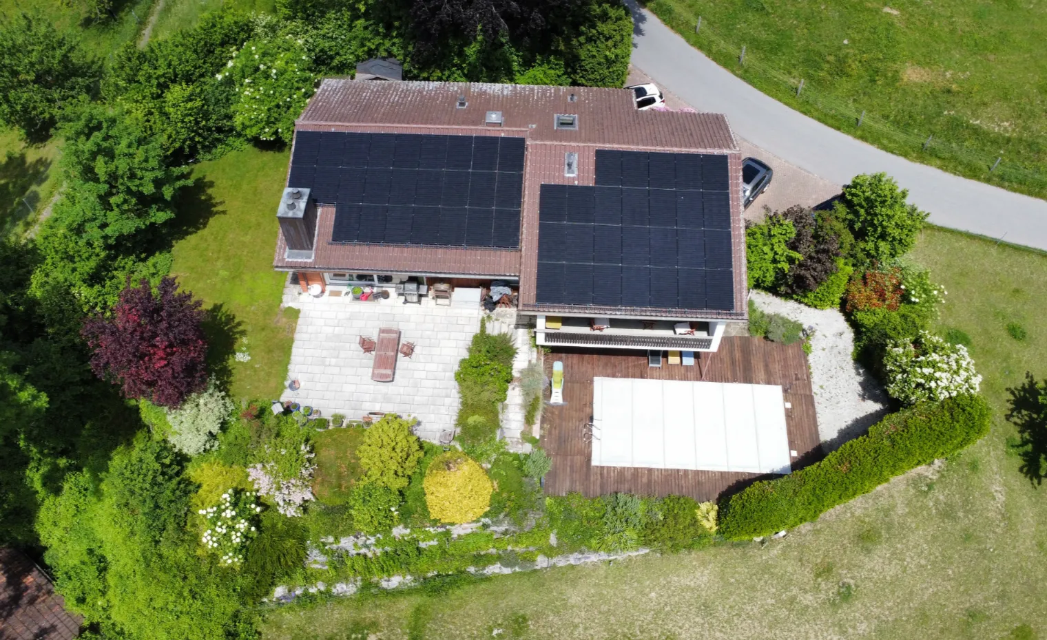 Photovoltaikanlage auf Ziegeldach montiert