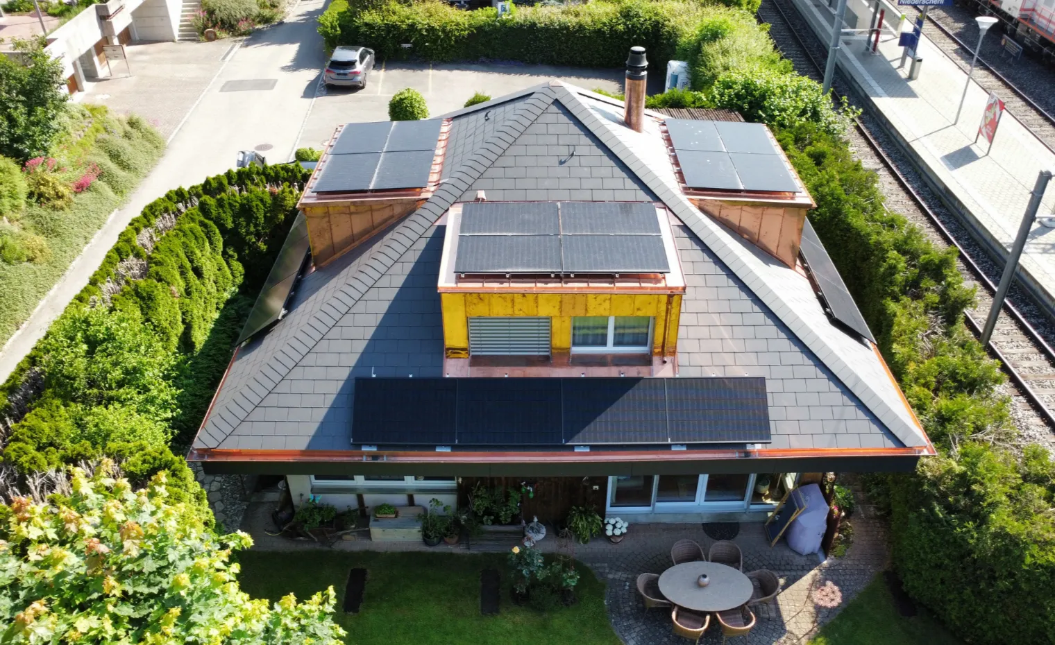 Einfamilienhaus mit grossflächiger Photovoltaikanlage auf allen Dachseiten – Beispielanlage zur Gegenüberstellung von Salzspeicher- und Lithiumspeicher-Lösungen für die Solarstromnutzung