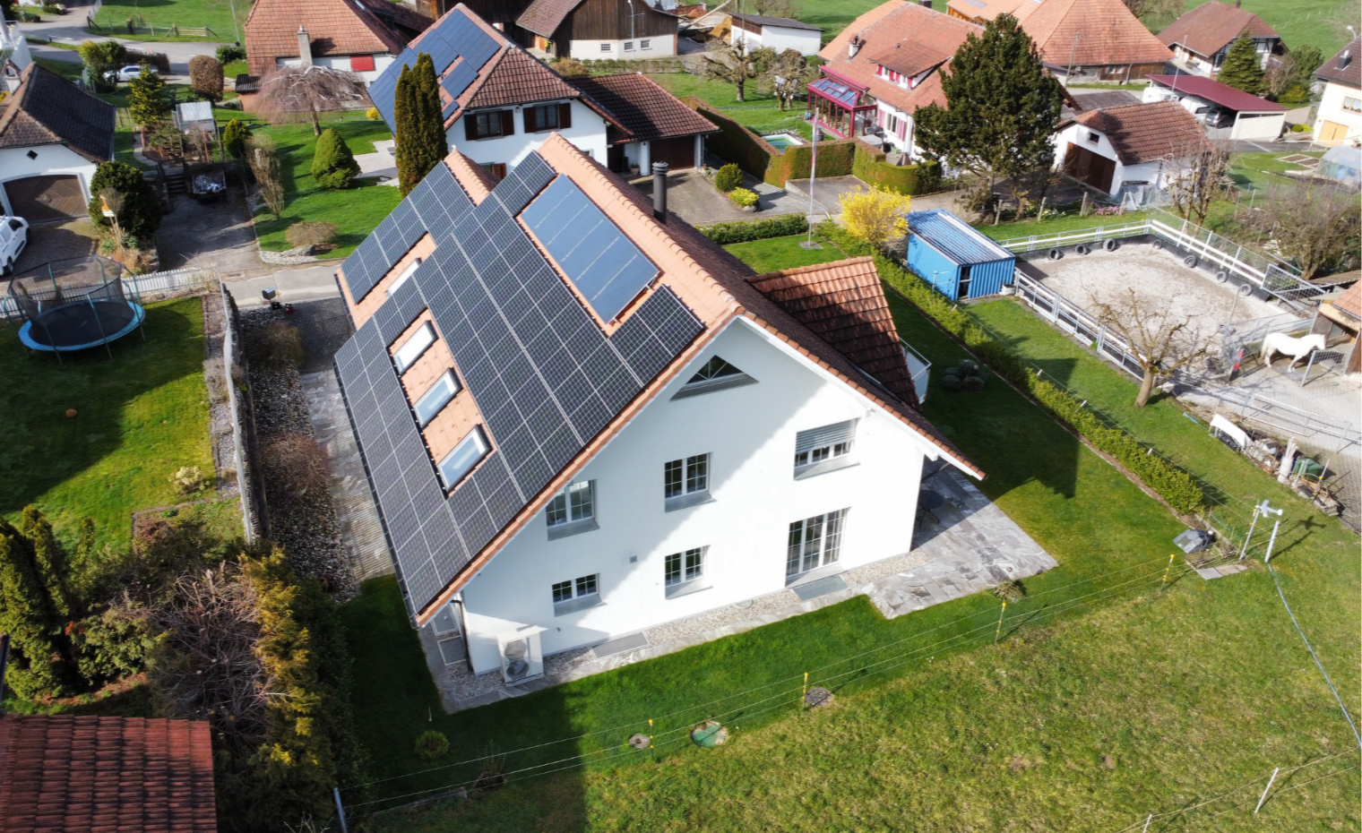 Einfamilienhaus in der Schweiz mit grossflächiger Photovoltaikanlage auf dem Ziegeldach – Beispiel für typische Kosten einer PV-Anlage 2026