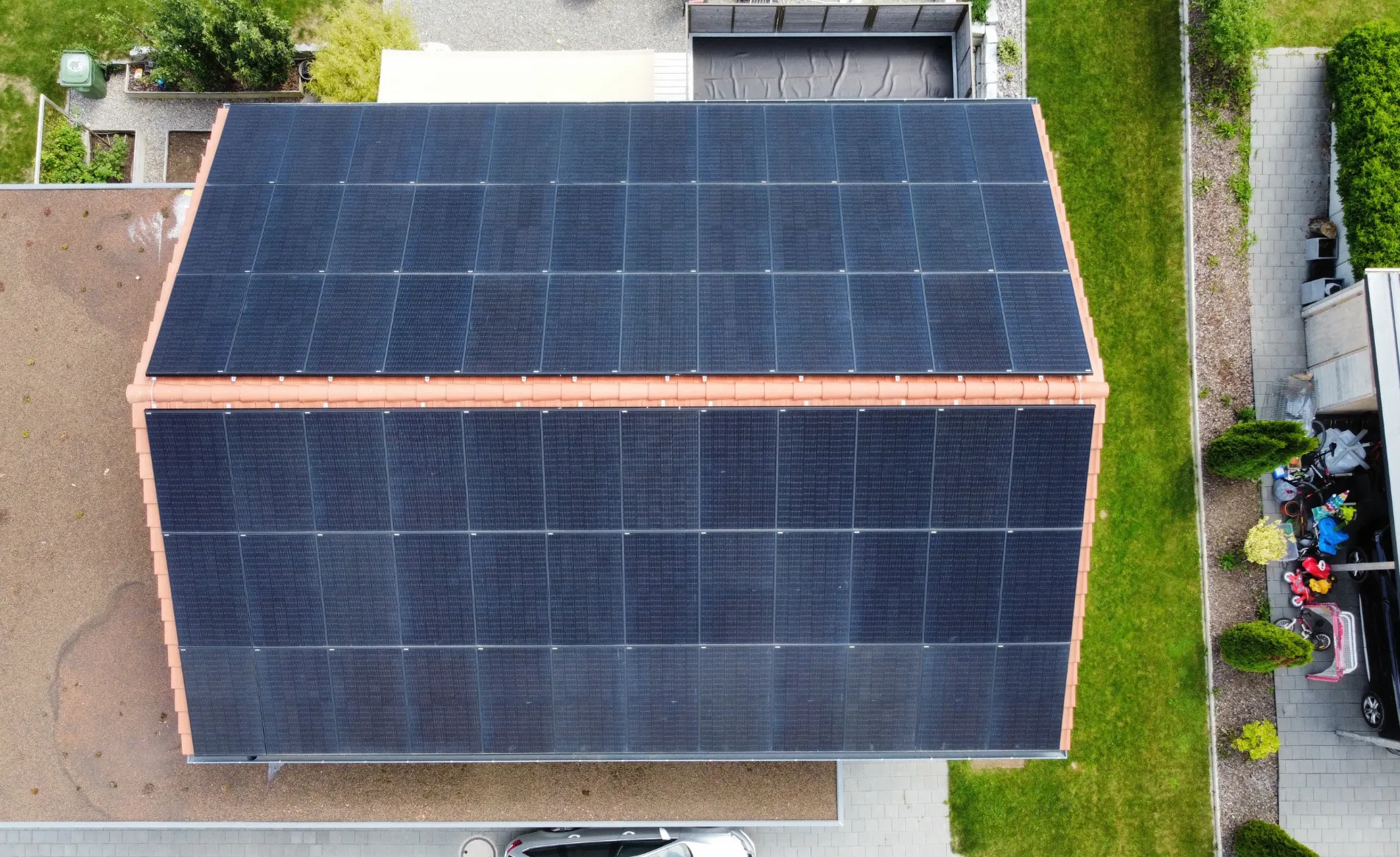 Einfamilienhaus mit Photovoltaikanlage auf dem Dach – Beispiel für geförderte PV-Anlagen in der Schweiz mit Einmalvergütung und wirtschaftlicher Stromproduktion ab 2026