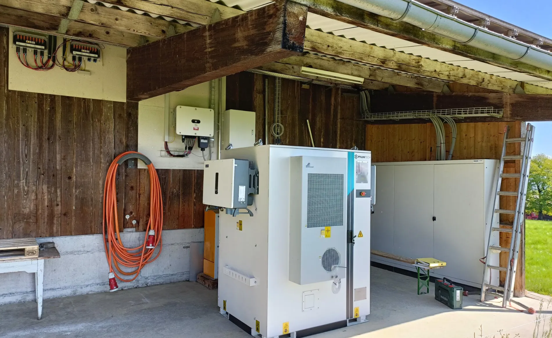 Stromspeicher unter einem landwirtschafltichen Vordach