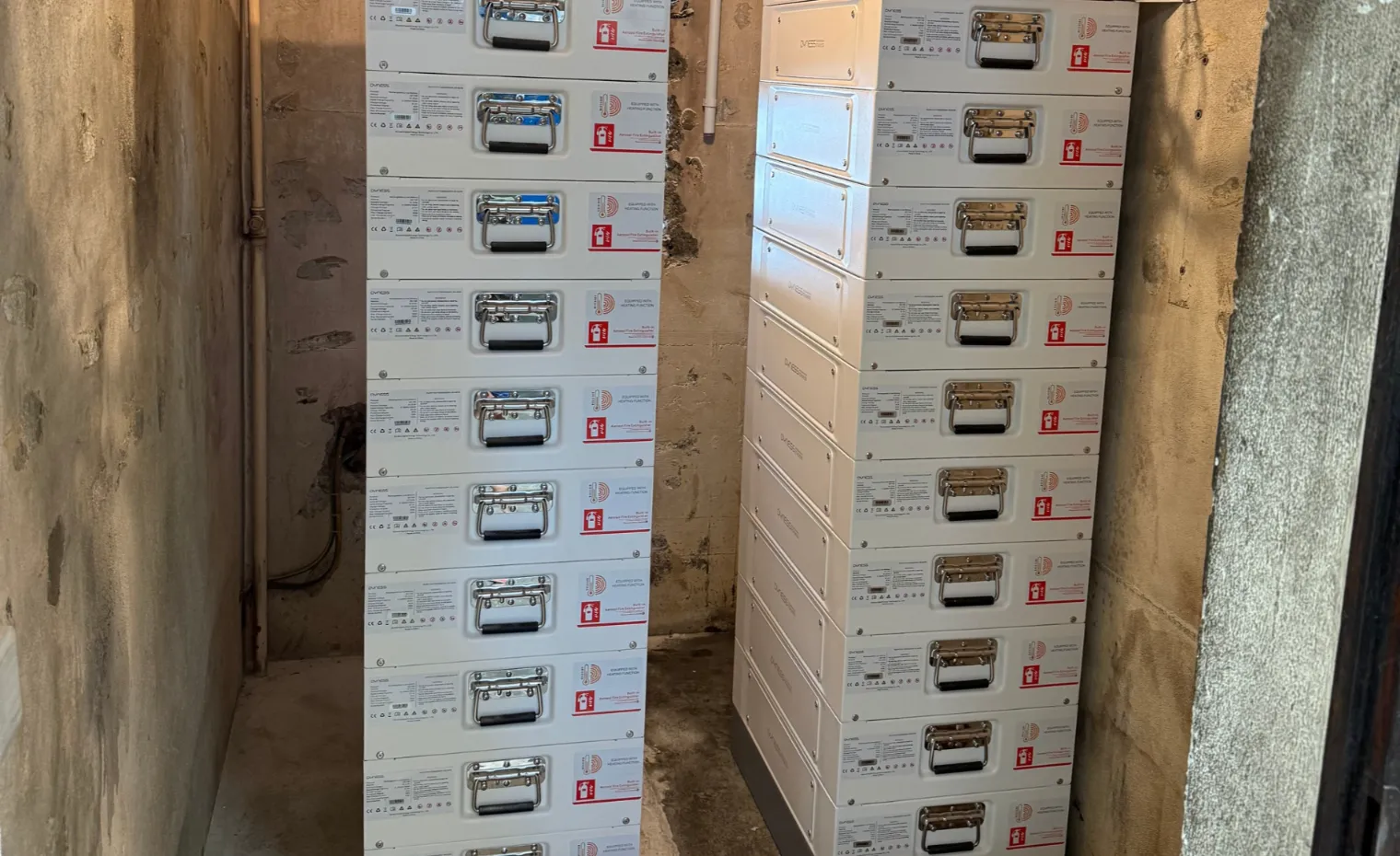 Die zwei Stromspeichertürme im kleinen Keller von der Schweiz AG, Düdingen.