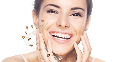 Een lachende jonge vrouw, omgeven door geanimeerde plasmacellen.