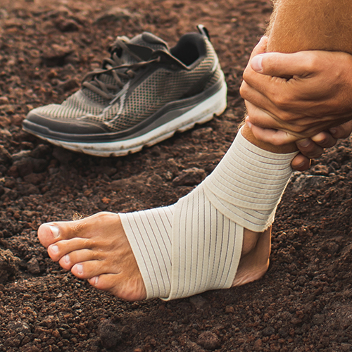 Een omzwachtelde voet na een sportblessure.