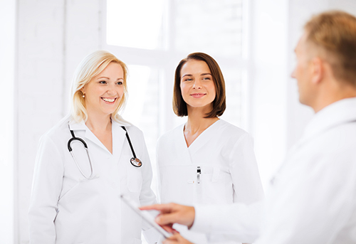 Drie artsen houden een bespreking over ACP-therapie.